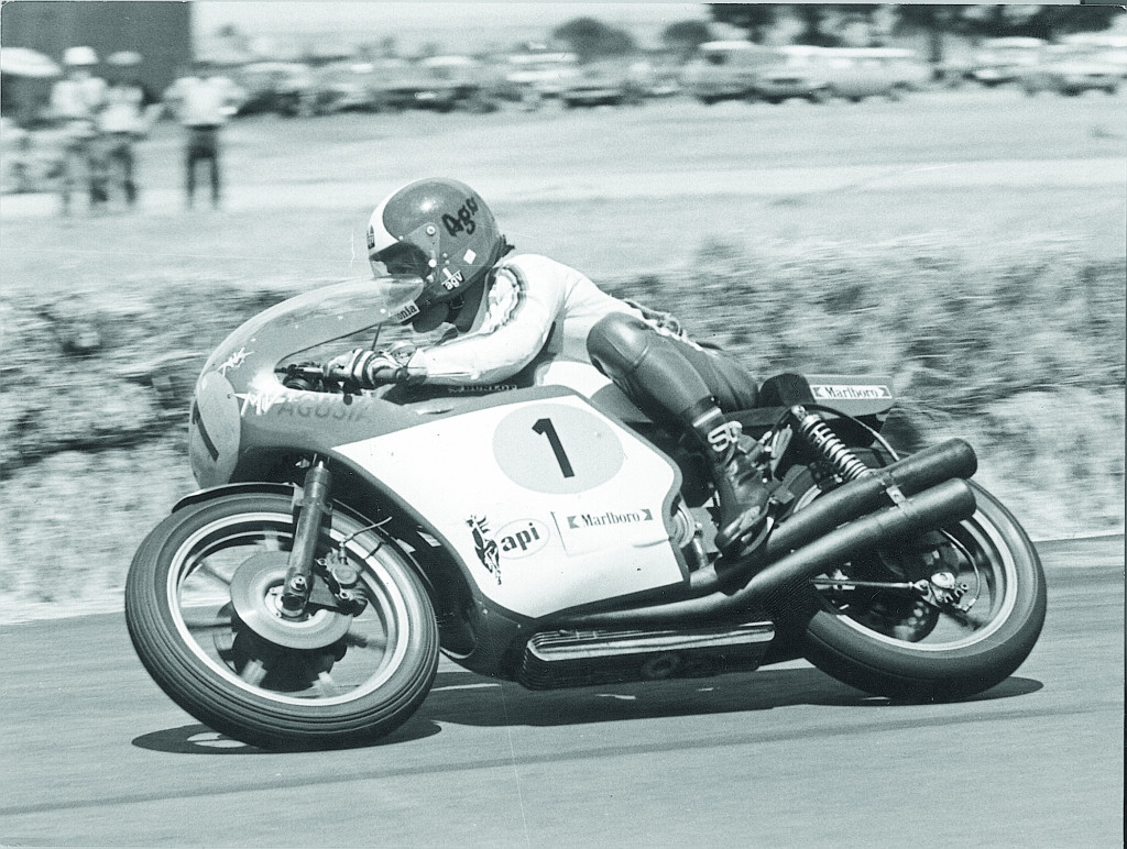 Giacomo_Agostini_and_MV_Agusta_500_Dutch_GP_1976_Assen_during_practice.jpg